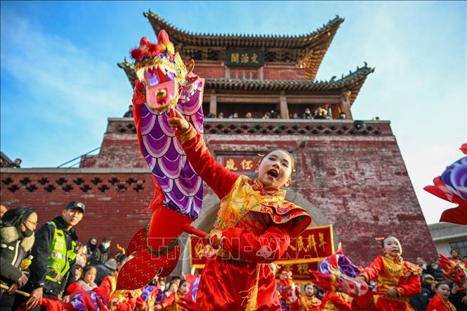 Lễ hội đèn lồng diễn ra vào ngày Rằm tháng Giêng (tết Nguyên tiêu) tại một số quốc gia. Tết Nguyên tiêu là ngày hội mừng lần trăng tròn đầu tiên của năm mới theo Âm lịch, có ý nghĩa quan trọng đối với người dân nhiều nước trên thế giới. Trong ảnh: Biểu diễn nghệ thuật dịp tết Nguyên tiêu tại tỉnh Hà Nam, Trung Quốc, ngày 12/2/2025. Ảnh: THX/TTXVN