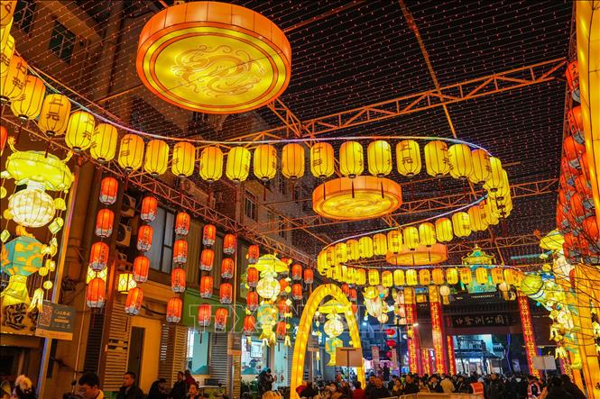 Lễ hội đèn lồng diễn ra vào ngày Rằm tháng Giêng (tết Nguyên tiêu) tại một số quốc gia. Tết Nguyên tiêu là ngày hội mừng lần trăng tròn đầu tiên của năm mới theo Âm lịch, có ý nghĩa quan trọng đối với người dân nhiều nước trên thế giới. Trong ảnh: Đèn lồng được thắp sáng rực rỡ dịp tết Nguyên tiêu tại tỉnh Giang Tô, Trung Quốc, ngày 12/2/2025. Ảnh: THX/TTXVN
