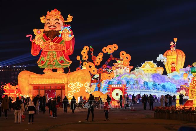 Lễ hội đèn lồng diễn ra vào ngày Rằm tháng Giêng (tết Nguyên tiêu) tại một số quốc gia. Tết Nguyên tiêu là ngày hội mừng lần trăng tròn đầu tiên của năm mới theo Âm lịch, có ý nghĩa quan trọng đối với người dân nhiều nước trên thế giới. Trong ảnh: Đèn lồng được thắp sáng rực rỡ dịp tết Nguyên tiêu tại Bắc Kinh, Trung Quốc, ngày 10/2/2025. Ảnh: THX/TTXVN
