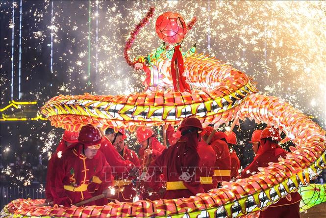 Lễ hội đèn lồng diễn ra vào ngày Rằm tháng Giêng (tết Nguyên tiêu) tại một số quốc gia. Tết Nguyên tiêu là ngày hội mừng lần trăng tròn đầu tiên của năm mới theo Âm lịch, có ý nghĩa quan trọng đối với người dân nhiều nước trên thế giới. Trong ảnh: Biểu diễn nghệ thuật dịp tết Nguyên tiêu tại tỉnh Quý Châu, Trung Quốc, ngày 11/2/2025. Ảnh: THX/TTXVN