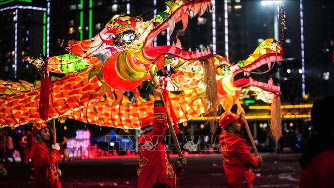 Lễ hội đèn lồng diễn ra vào ngày Rằm tháng Giêng (tết Nguyên tiêu) tại một số quốc gia. Tết Nguyên tiêu là ngày hội mừng lần trăng tròn đầu tiên của năm mới theo Âm lịch, có ý nghĩa quan trọng đối với người dân nhiều nước trên thế giới. Trong ảnh: Biểu diễn nghệ thuật tại lễ hội đèn lồng ở tỉnh Quý Châu, Trung Quốc, ngày 11/2/2025. Ảnh: THX/TTXVN
