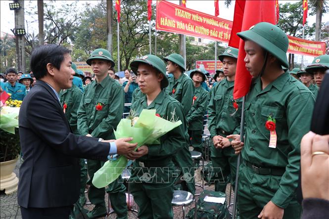Chủ tịch UBND thành phố Huế Nguyễn Văn Phương tặng hoa cho các thanh niên lên đường nhập ngũ. Ảnh: Mai Trang - TTXVN 