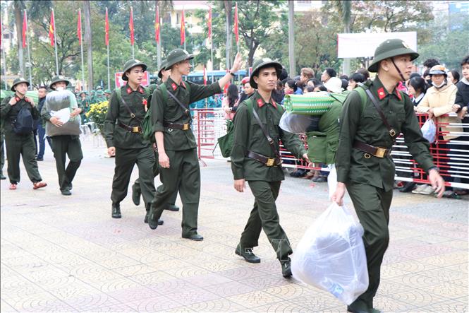 Thanh niên xứ Huế hăng hái lên đường nhập ngũ. Ảnh: Mai Trang - TTXVN 
