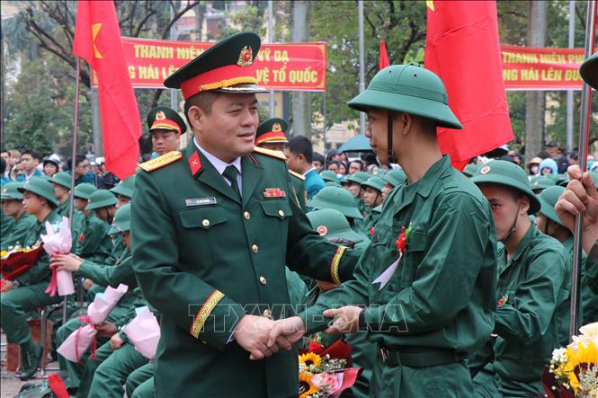 Đại tá Lê Huy Nghĩa Phó, Chỉ huy trưởng, Tham mưu trưởng Bộ Chỉ huy quân sự thành phố Huế động viên các thanh niên nhập ngũ. Ảnh: Mai Trang - TTXVN