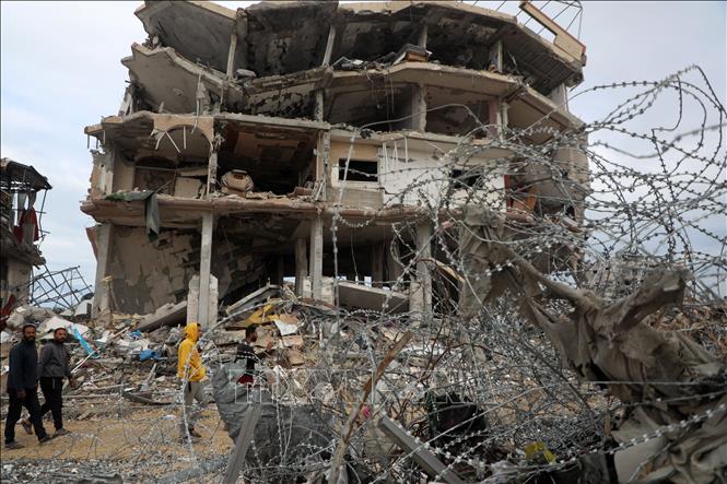 Trong bước tiến quan trọng hướng tới việc tái thiết Dải Gaza, Chương trình Phát triển của Liên hợp quốc (UNDP) cùng Tổ chức xây dựng Arập và quốc tế tại Palestine ngày 10/2/2025 đã ký kết Bản ghi nhớ (MoU) trị giá 80 triệu USD. Đây được xem là thỏa thuận tái thiết đầu tiên kể từ khi lệnh ngừng bắn giữa Israel và Hamas có hiệu lực. Trong ảnh: Tòa nhà bị phá hủy do xung đột tại Dải Gaza. Ảnh: THX/TTXVN