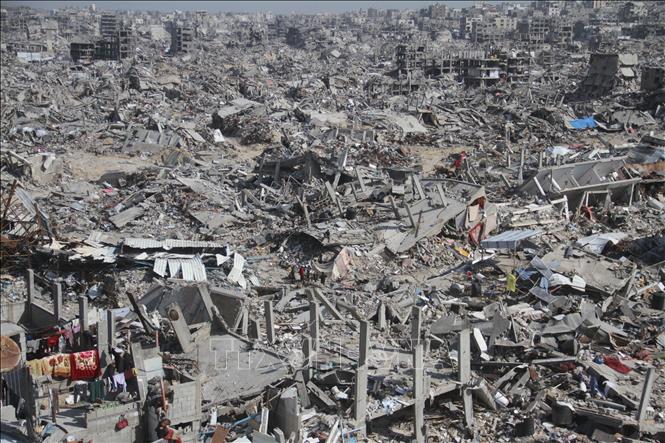 Trong bước tiến quan trọng hướng tới việc tái thiết Dải Gaza, Chương trình Phát triển của Liên hợp quốc (UNDP) cùng Tổ chức xây dựng Arập và quốc tế tại Palestine ngày 10/2/2025 đã ký kết Bản ghi nhớ (MoU) trị giá 80 triệu USD. Đây được xem là thỏa thuận tái thiết đầu tiên kể từ khi lệnh ngừng bắn giữa Israel và Hamas có hiệu lực. Trong ảnh: Cảnh tàn phá do xung đột tại Dải Gaza. Ảnh: THX/TTXVN