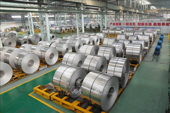 Ngày 10/2/2025, Tổng thống Mỹ Donald Trump đã chính thức ký sắc lệnh áp thuế 25% lên mặt hàng hàng thép và nhôm nhập khẩu vào nước này. Phát biểu tại Phòng Bầu dục khi ký sắc lệnh, ông Trump cũng cho biết sẽ xem xét áp thêm thuế lên ô tô, dược phẩm và chip máy tính. Trong ảnh: Nhôm được sản xuất tại nhà máy ở Cáp Nhĩ Tân, tỉnh Hắc Long Giang, Trung Quốc. Ảnh: THX/TTXVN