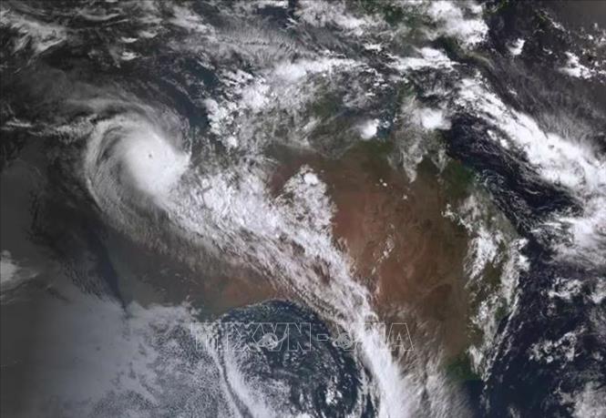 Hình ảnh từ vệ tinh của Cục Khí tượng Australia cho thấy bão Zelia đổ bộ vùng biển phía Tây Australia, ngày 13/2/2025. Ảnh: SBS/TTXVN