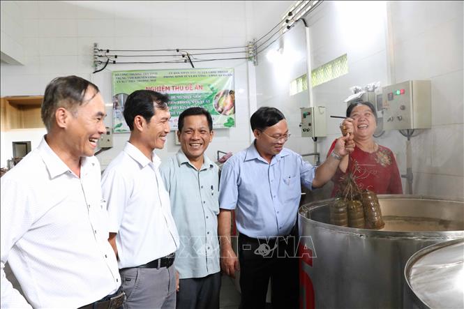 Ông Huỳnh Ngọc Xuân, Giám đốc Trung tâm Khuyến công và Xúc tiến thương mại Trà Vinh (thứ 2 từ phải qua) nghiệm thu đề án. Ảnh: Thanh Hòa- TTXVN
