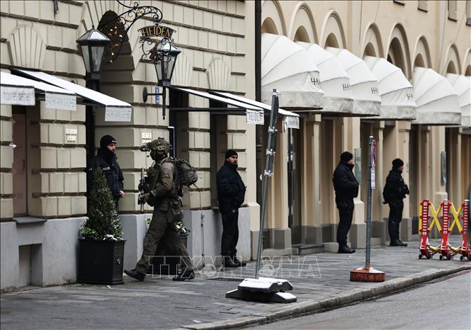 Cảnh sát gác bên ngoài Khách sạn Bayerischer Hof ở Munich, Đức, nơi diễn ra Hội nghị An ninh Munich (MSC) lần thứ 61, ngày 14/2/2025. Ảnh: THX/TTXVN