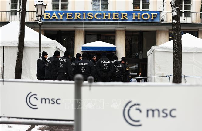Cảnh sát gác bên ngoài Khách sạn Bayerischer Hof ở Munich, Đức, nơi diễn ra Hội nghị An ninh Munich (MSC) lần thứ 61, ngày 14/2/2025. Ảnh: THX/TTXVN