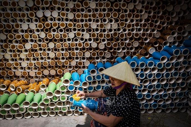 Sản phẩm gốm Bát Tràng càng ngày càng phong phú và đa dạng. Ngoài các mặt hàng truyền thống, nhiều sản phẩm mới ra đời đáp ứng yêu cầu tiêu dùng trong nước và xuất khẩu theo đơn đặt hàng của nước ngoài. Ảnh: Trọng Đạt - TTXVN