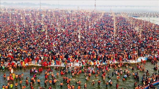 Các tín đồ tham gia lễ hội Mahakumbh Mela tại Prayagraj, Ấn Độ, ngày 12/2/2025. Ảnh: ANI/TTXVN