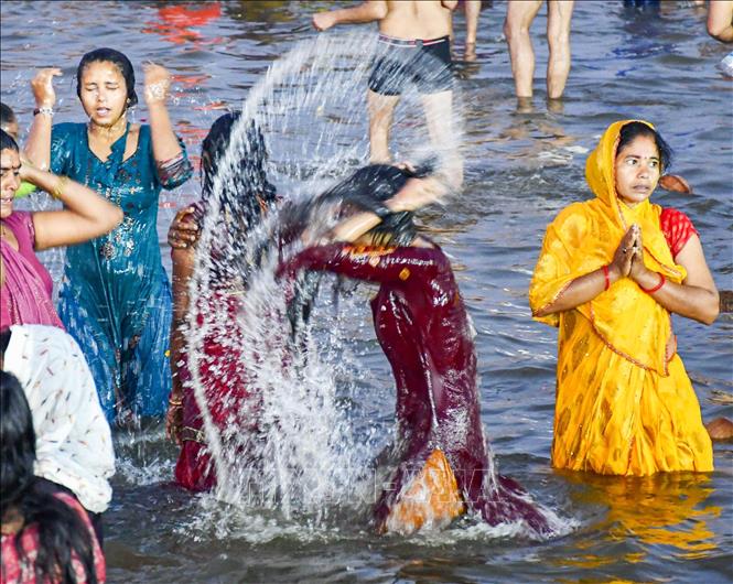 Các tín đồ tham gia lễ hội Mahakumbh Mela tại Prayagraj, Ấn Độ, ngày 12/2/2025. Ảnh: ANI/TTXVN