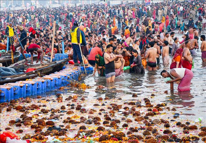 Các tín đồ tham gia lễ hội Mahakumbh Mela tại Prayagraj, Ấn Độ, ngày 12/2/2025. Ảnh: ANI/TTXVN
