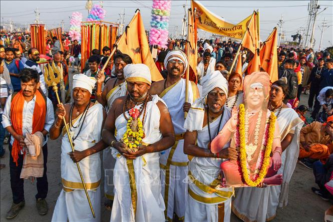 Các tín đồ tham gia lễ hội Mahakumbh Mela tại Prayagraj, Ấn Độ, ngày 12/2/2025. Ảnh: ANI/TTXVN