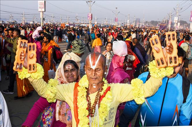 Các tín đồ tham gia lễ hội Mahakumbh Mela tại Prayagraj, Ấn Độ, ngày 12/2/2025. Ảnh: ANI/TTXVN