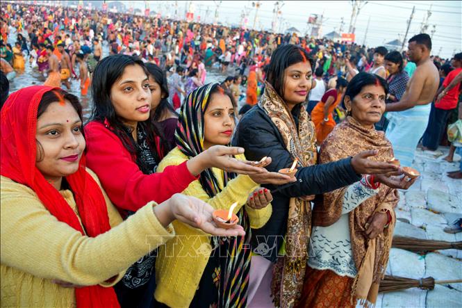 Các tín đồ tham gia lễ hội Mahakumbh Mela tại Prayagraj, Ấn Độ, ngày 12/2/2025. Ảnh: ANI/TTXVN