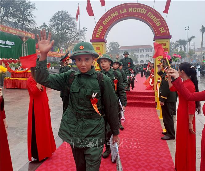 Các chiến sĩ lên đường nhập ngũ. Ảnh: Đức Thọ - TTXVN