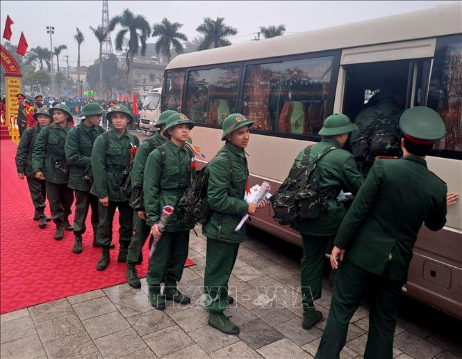 Các chiến sĩ lên đường nhập ngũ. Ảnh: Đức Thọ - TTXVN