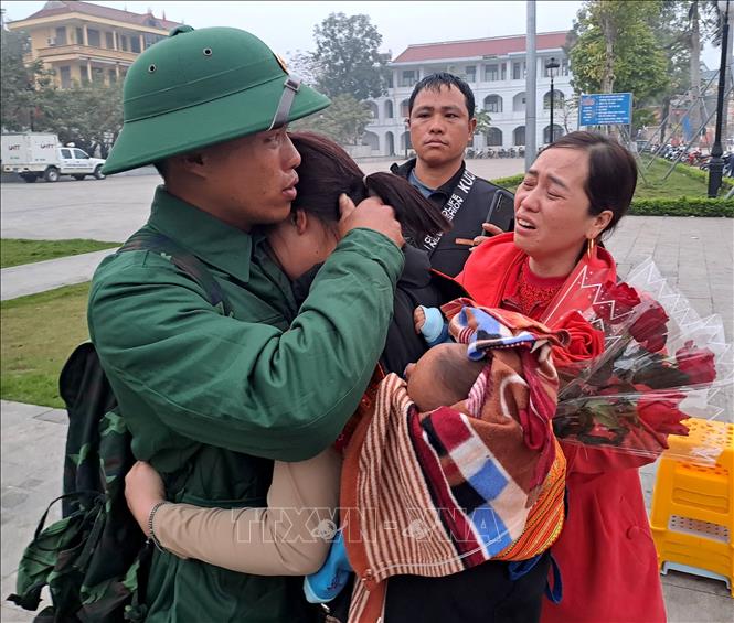 Người thân xúc động chia tay các chiến sĩ lên đường nhập ngũ. Ảnh: Đức Thọ - TTXVN