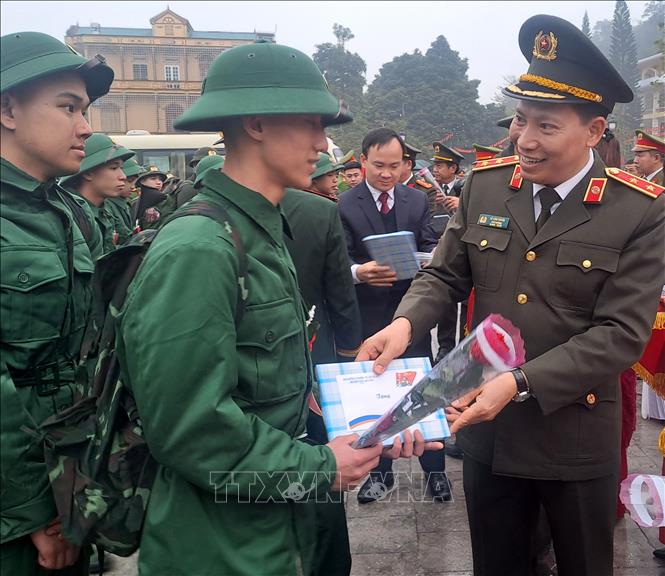 Trung tướng Lê Văn Tuyến, Thứ trưởng Bộ Công an tặng quà, động viên chiến sĩ lên đường nhập ngũ. Ảnh: Đức Thọ - TTXVN