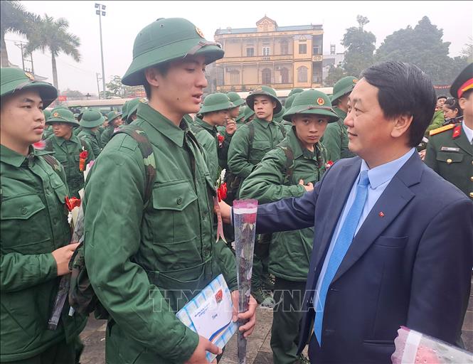 Bí thư Tỉnh ủy Hà Giang Hầu A Lềnh tặng quà, động viên chiến sĩ lên đường nhập ngũ. Ảnh: Đức Thọ - TTXVN