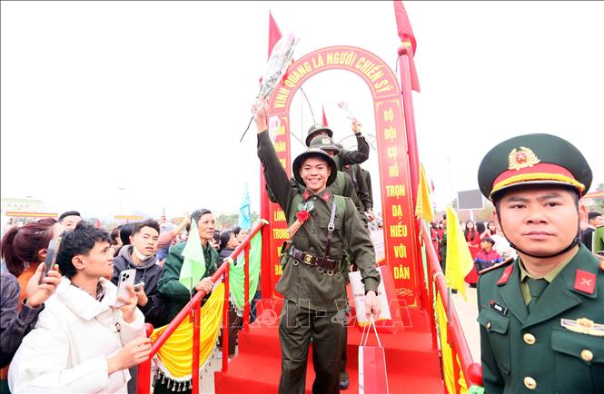 Các công dân của thị xã Mộc Châu tham gia nghĩa vụ Công an nhân dân năm 2025. Ảnh: Quang Quyết - TTXVN