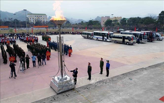 Chủ tịch UBND thị xã Mộc Châu Lê Trọng Bình thực hiện nghi Lễ thắp lửa truyền thống. Ảnh: Quang Quyết - TTXVN