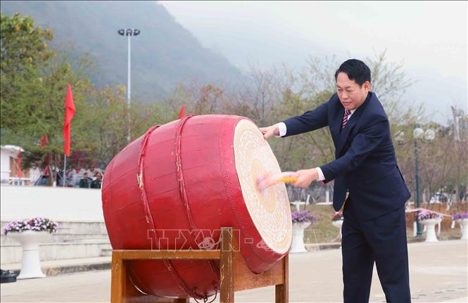 Chủ tịch UBND thị xã Mộc Châu Lê Trọng Bình nổi trống Hội giao quân. Ảnh: Quang Quyết - TTXVN