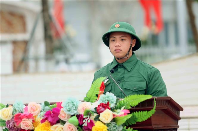 Tân binh Nguyễn Như Phương, công dân phường Mộc Sơn, thị xã Mộc Châu phát biểu. Ảnh: Quang Quyết - TTXVN