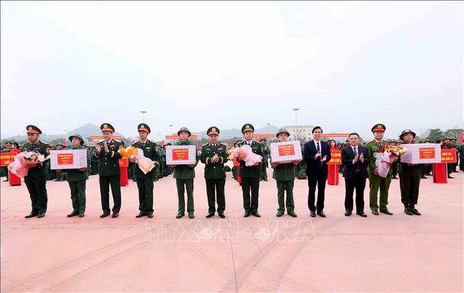 Lãnh đạo Bộ Quốc phòng, Quân khu 2, tỉnh Sơn La và thị xã Mộc Châu tặng hoa, quà cho các đơn vị tiếp nhận tân binh năm 2025. Ảnh: Quang Quyết - TTXVN