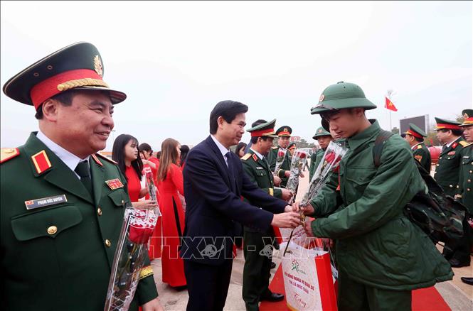 Bí thư Tỉnh ủy Sơn La Hoàng Quốc Khánh tặng hoa, quà cho các tân binh chuẩn bị nhập ngũ. Ảnh: Quang Quyết - TTXVN