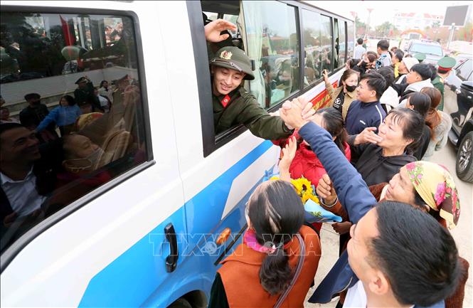 Người thân đưa, tiễn các tân binh của thị xã Mộc Châu lên đường nhập ngũ năm 2025. Ảnh: Quang Quyết - TTXVN