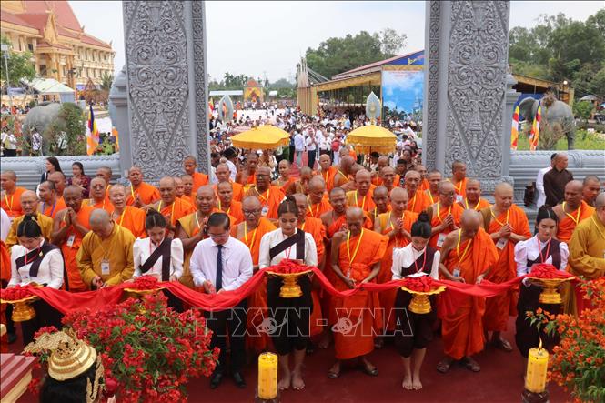 Các đại biểu cắt băng khánh thành Chánh điện. Ảnh: Ngọc Thiện- TTXVN