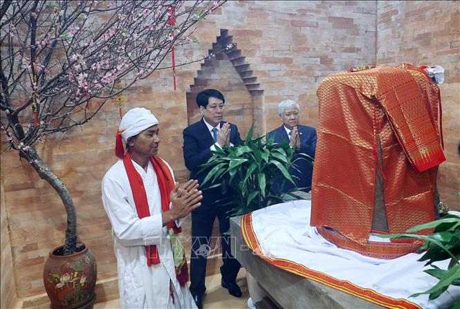 State President Luong Cuong participates in a tower-opening and incense-offering ceremony of the Cham people residing in the south-central province of Ninh Thuan. VNA Photo