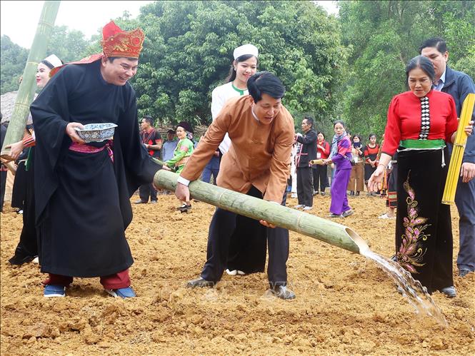 State President Luong Cuong participates in the Khai Ha (going down to the field) festival of the Muong ethnic group  in the northern province of Hoa Binh. VNA Photo