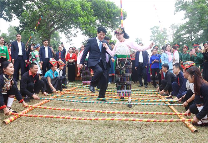 State President Luong Cuong joins in a bamboo dance. VNA Photo