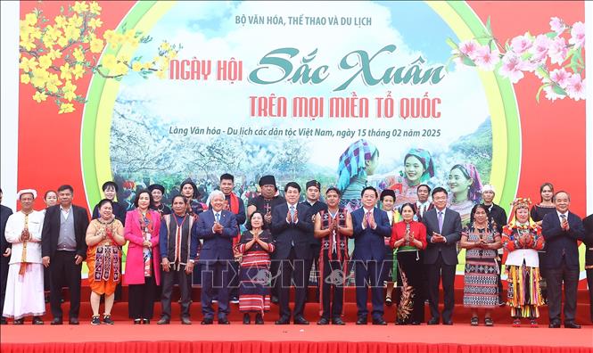 State President Luong Cuong and representatives of the ethnic groups at the festival. VNA Photo