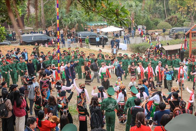 The participants join in a traditional dance at the festival. VNA Photo