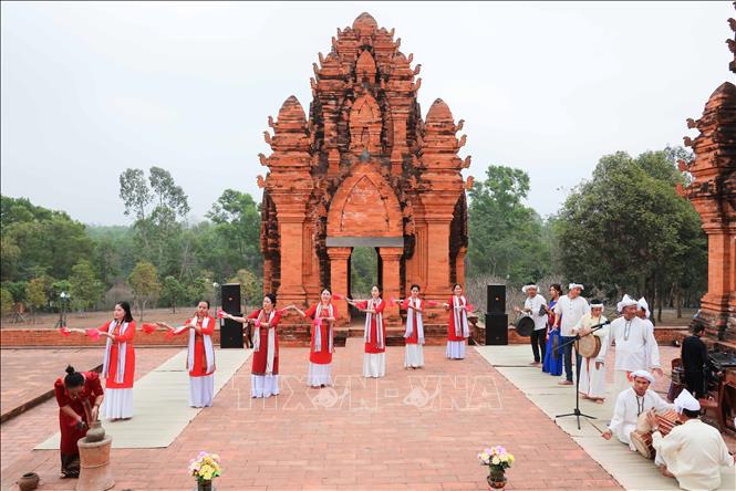 A dance within a tower-opening and incense-offering ceremony of the Cham people residing in the southern province of Ninh Thuan. VNA Photo
