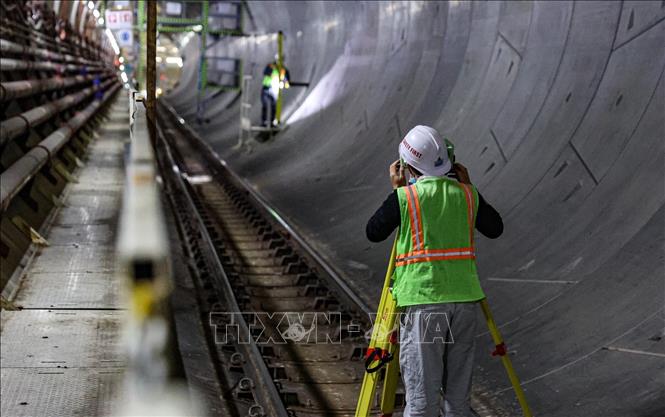 Không khí làm việc trong hầm của đội ngũ kỹ sư diễn ra khẩn trương với độ chính xác đảm bảo tuyệt đối. Ảnh: Quốc Khánh - TTXVN
