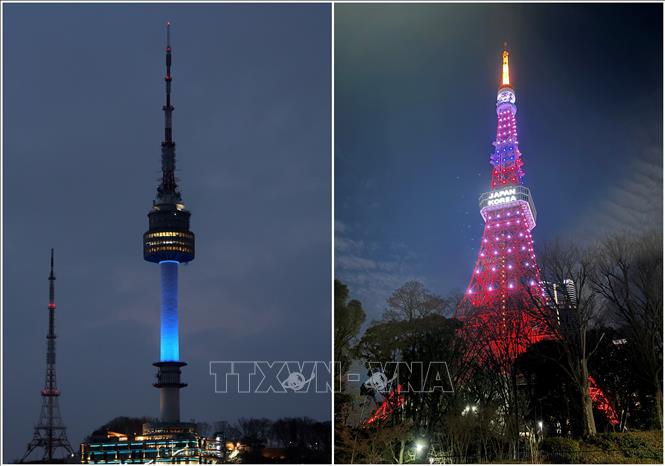 Tháp N Seoul (trái) tại Seoul, Hàn Quốc, và Tháp Tokyo tại Tokyo, Nhật Bản, được thắp sáng để kỷ niệm 60 năm quan hệ ngoại giao Nhật Bản - Hàn Quốc, ngày 15/2/2025. Ảnh: Yonhap/TTXVN