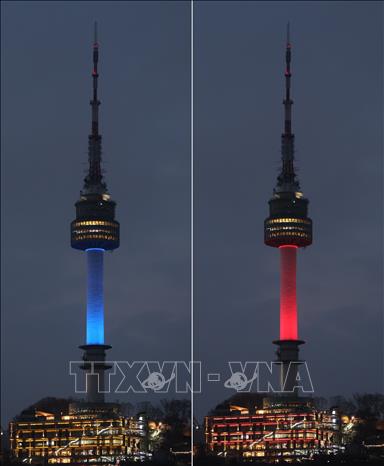 Tháp N Seoul tại Seoul, Hàn Quốc được thắp sáng để kỷ niệm 60 năm quan hệ ngoại giao Nhật Bản - Hàn Quốc, ngày 15/2/2025. Ảnh: Yonhap/TTXVN