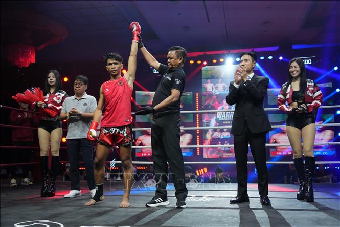 Trận Muay mở màn, võ sĩ Nguyễn Thành Đạt (Việt Nam) đã giành chiến thắng knock out trước đối thủ Chankham Oathiphong (Thái Lan). Ảnh: Huỳnh Sơn-TTXVN