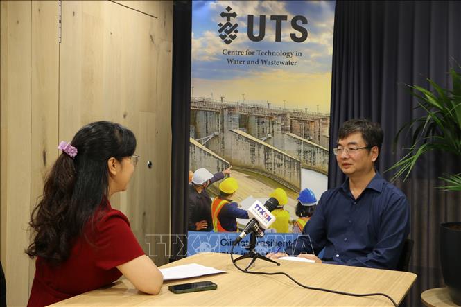 Giáo sư Nghiêm Đức Long - Giám đốc Trung tâm Môi trường và Nước thuộc Đại học Công nghệ Sydney (UTS), Chủ tịch Hội Trí thức và Chuyên gia Việt Nam tại Australia (VASEA) - trả lời phỏng vấn của phóng viên TTXVN thường trú tại Sydney. Ảnh: Lê Đạt-Phóng viên TTXVN thường trú tại Sydney