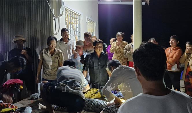 Em Trương Chí Phước được gia đình dưa về nhà lo hậu sự. Ảnh: TTXVN phát.