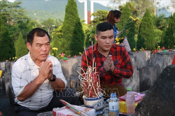 Ông Nguyễn Văn Khanh, anh trai của Liệt sỹ Nguyễn Chí Minh, cùng gia đình từ Nghệ An lên nghĩa trang Liệt sỹ Quốc gia Vị Xuyên (Hà Giang) để thắp hương cho em trai. Ảnh: Nguyễn Chiến-TTXVN