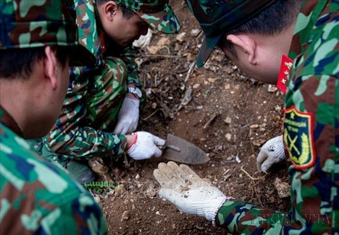  Đội Tìm kiếm quy tập hài cốt liệt sĩ Hà Giang cẩn thận quy tập những mảnh hài cốt còn sót lại của các liệt sĩ đã nằm lại trên chiến trường Vị Xuyên trong cuộc chiến đấu bảo vệ biên giới phía Bắc của Tổ quốc (2023) Ảnh: Hoàng Hiếu – TTXVN