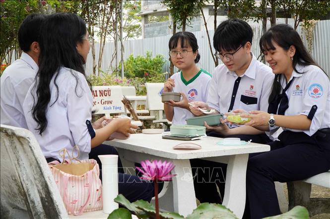 Học sinh trường trung học phổ thông chuyên Lý Tự Trọng có thói quen sử dụng bình nước, hộp cơm cá nhân để thay ly nhựa, hộp xốp. Ảnh: Trung Kiên - TTXVN